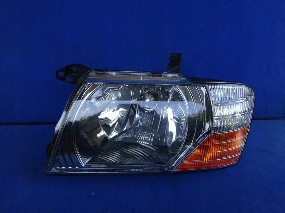 Фара передняя паджеро 4. Фара передняя паджеро 4. Фары мицубиси паджеро 3. Фары mitsubishi pajero 3. Mitsubishi 8301a961 деталь.