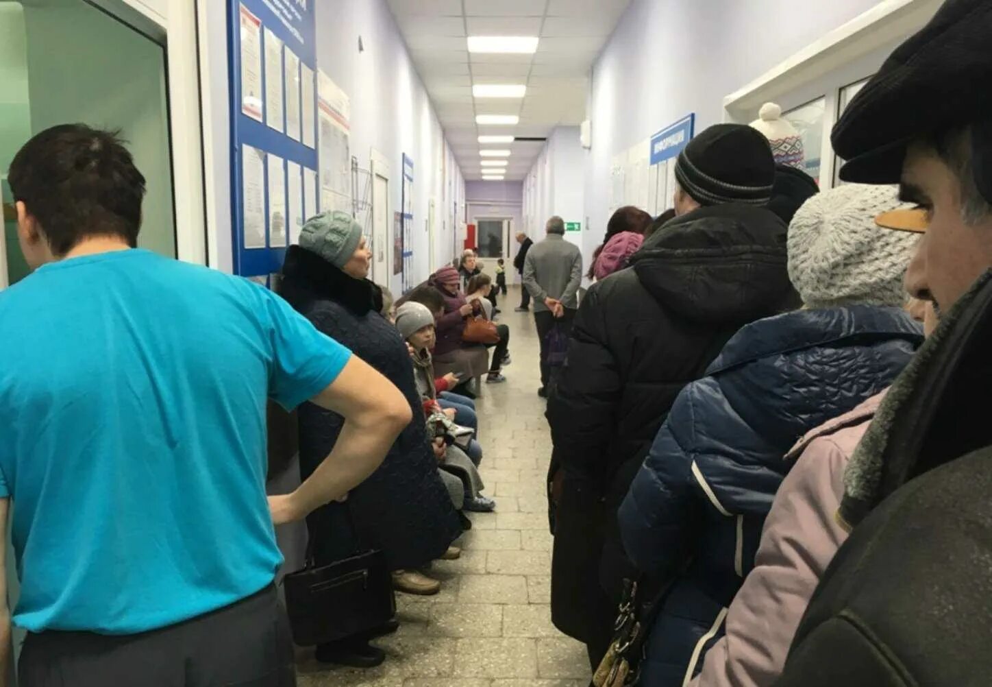Прием без очереди. Очередь в поликлинике. очереди в поликлиниках москвы. очередь вполиклиннике. очередь к врачу.