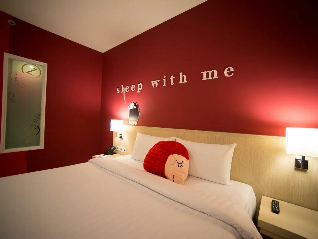 Plz sleep with me. Отель sleep with me hotel. sleep with me hotel 4 таиланд. сон в гостинице. слип виз ми пхукет.