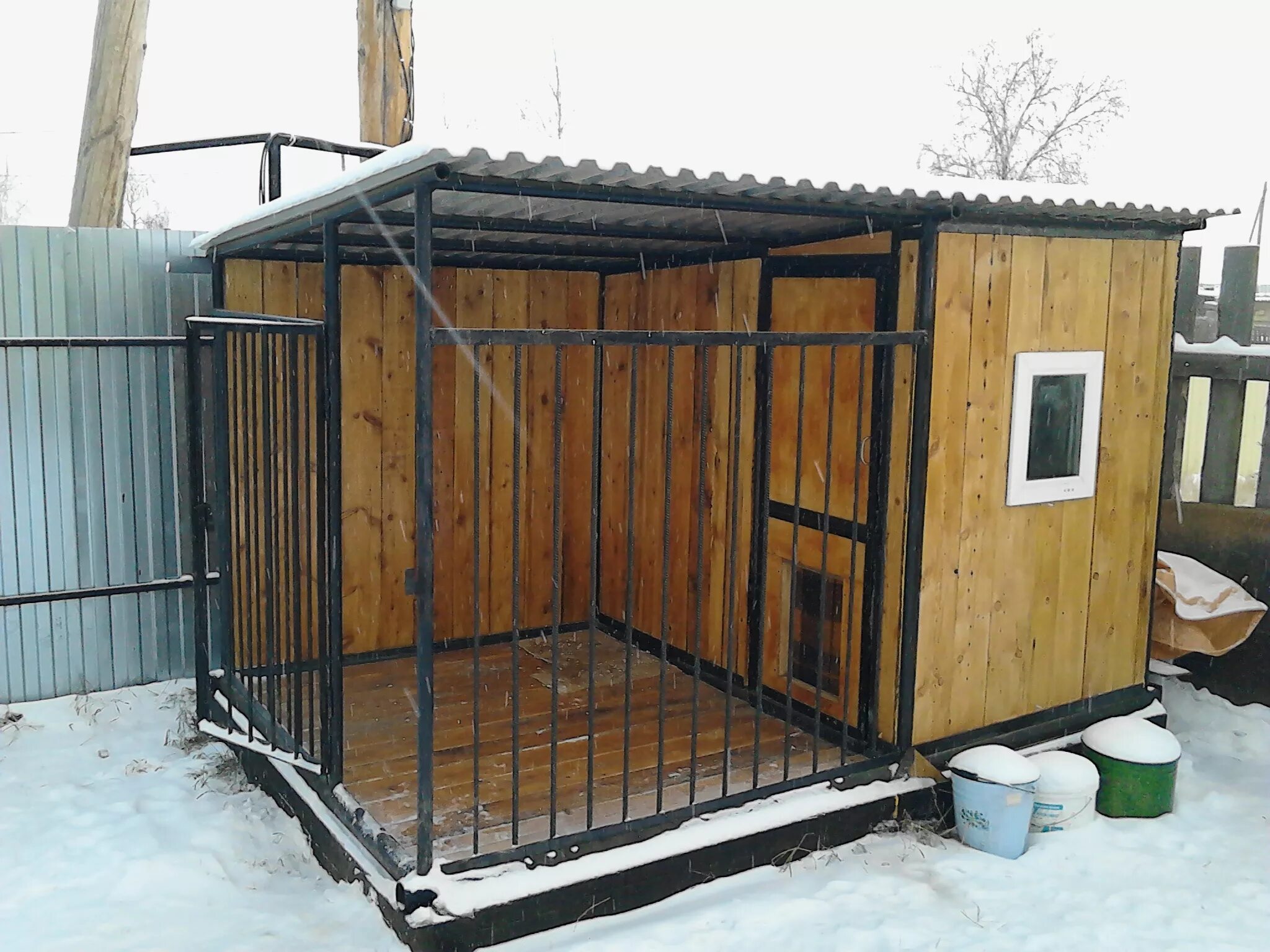 Вольер для собаки своими. Вольеры для собак уличные. Вольер для среднеазиатской овчарки. Вольер для тибетского мастифа. Разборный вольер.
