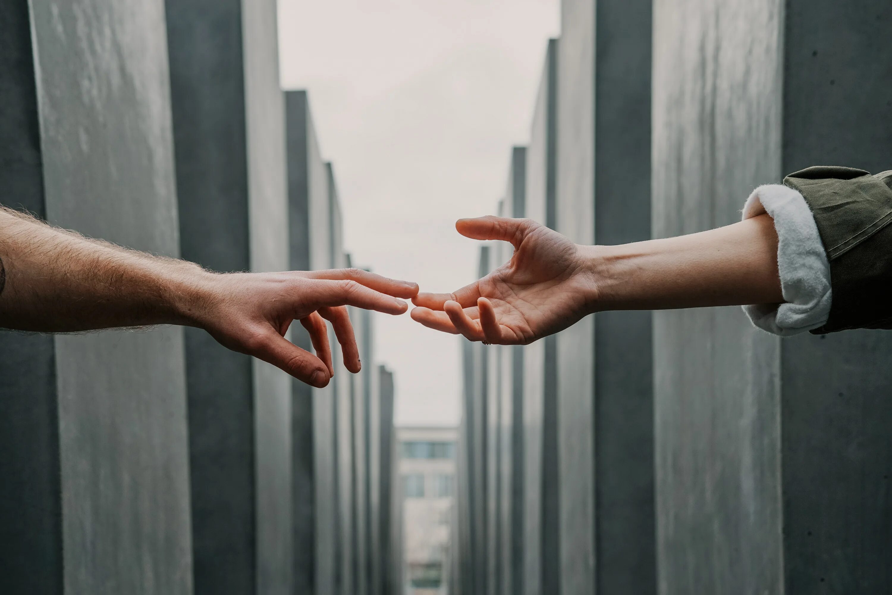 2 hands be