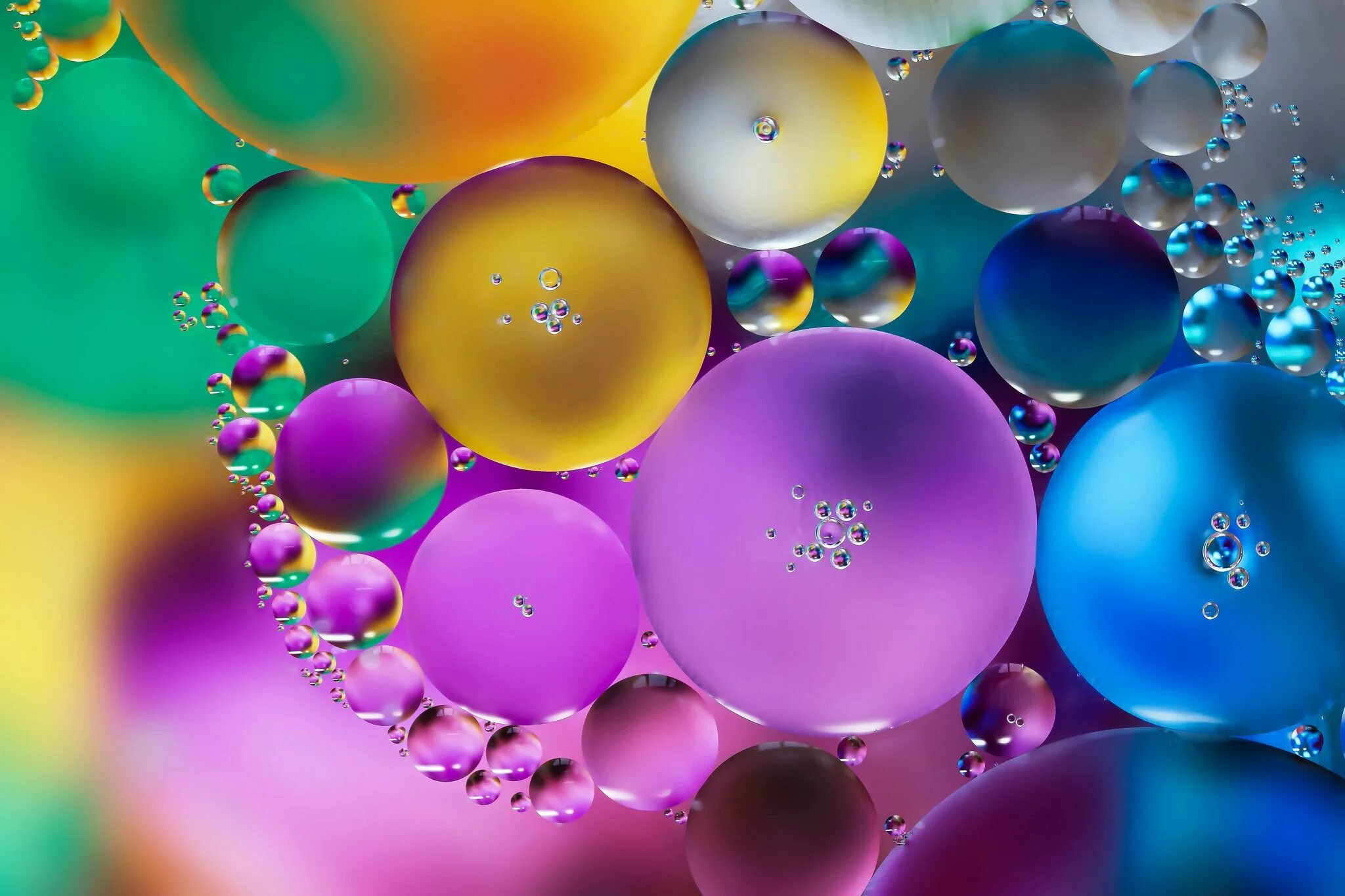 Разноцветные мыльные пузыри. Пузырьки разноцветные яркие. Цветные пузыри. Яркие шарики.