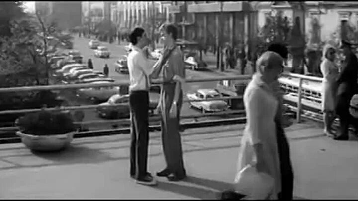 Я шагаю по Москве (1963) — фрагмент. Стеблов Москва я шагаю по Москве. Я шагаю по Москве (из к/ф я шагаю по Москве ). Я шагаю по Москве кадры под дождем.