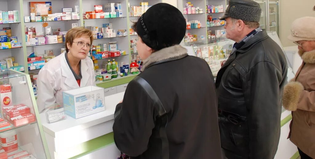 Купить в аптеке сегодня. Люди в аптеке. Пожилые в аптеке. Покупатель в аптеке. Пожилые люди в аптеке.