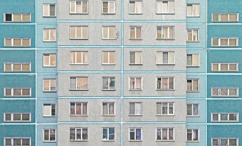 Панельный дом текстура. Серые пятиэтажки. Серые пятиэтажки. Панелька многоэтажка. Пятиэтажка хрущевка панелька.