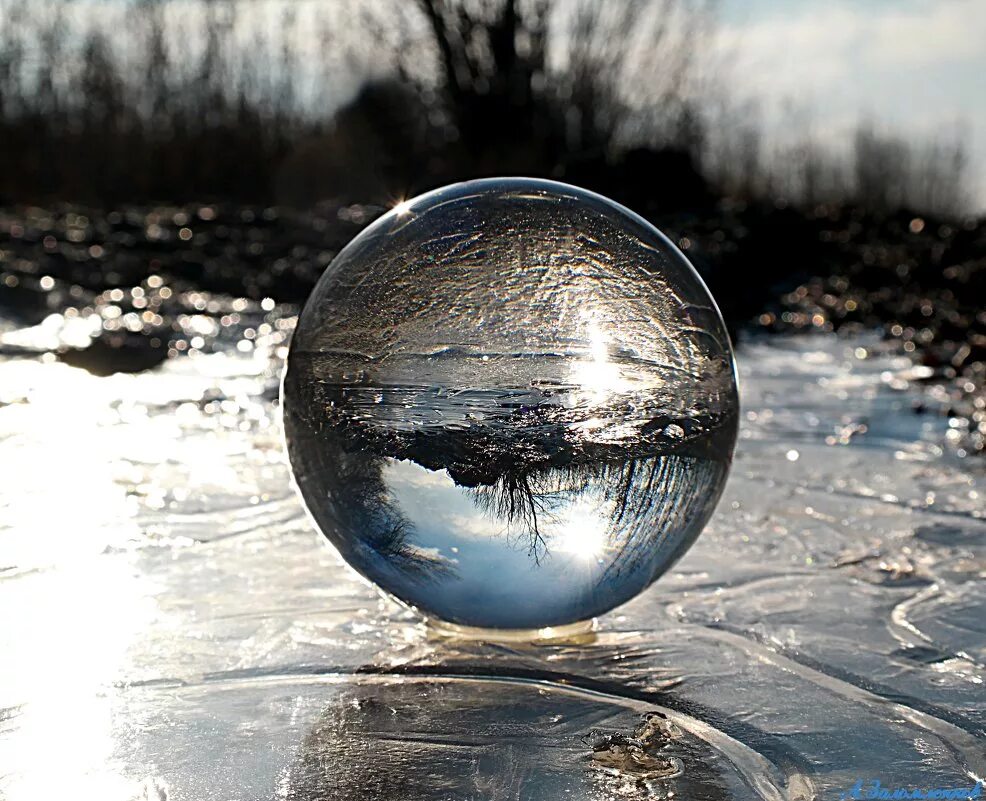 Ток в шаре. Отражение в шаре. Хрустальный шар. Отражение в металлическом шаре. Стеклянный шар отражение.