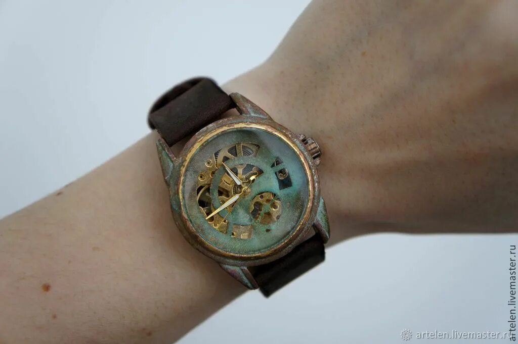 Остановились наручные часы. Часы искусственно состаренные. Часы двусторонние механика наручные. Ремень патина для часов. Как сделать наручные часы.