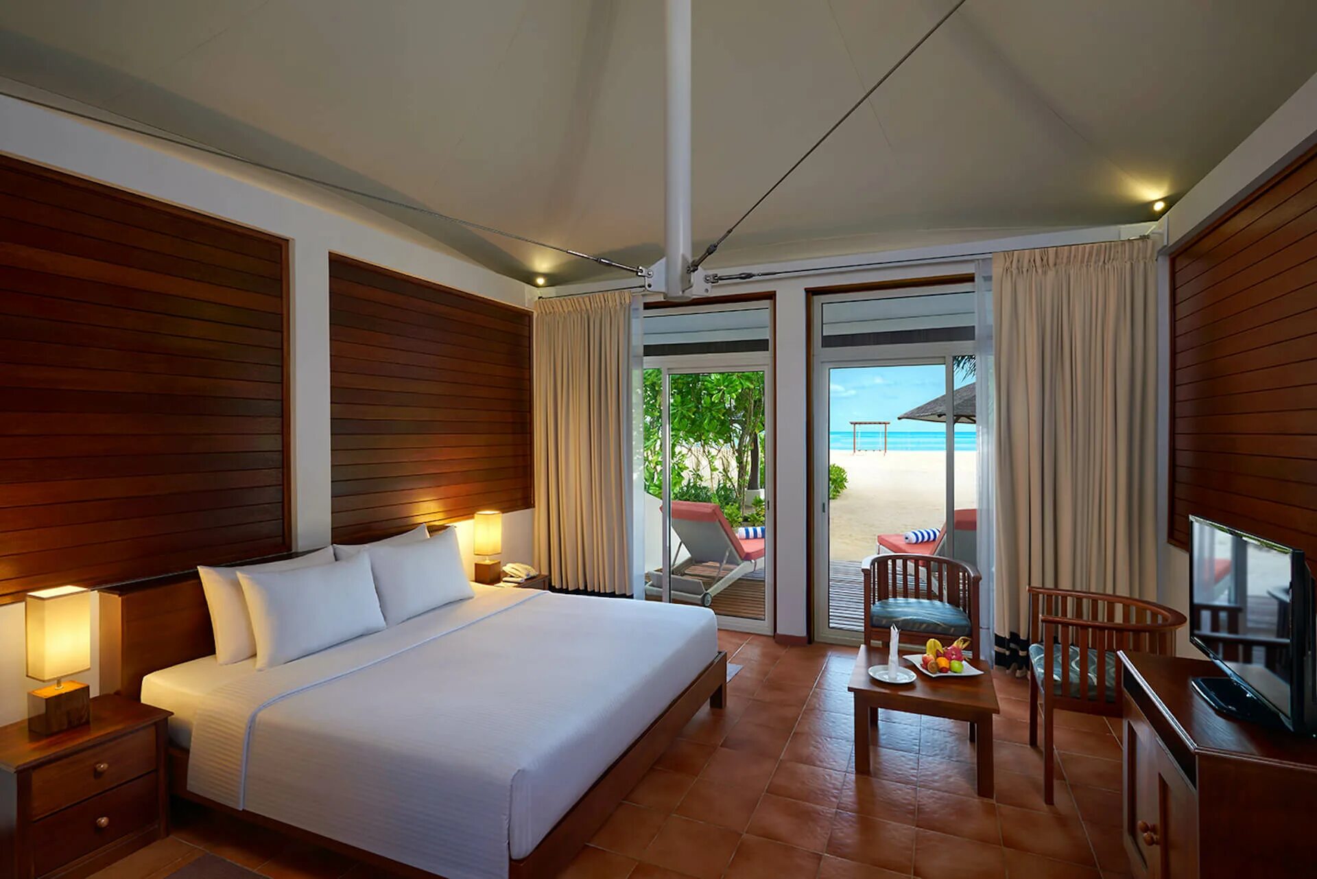 Holiday villa maldives tropical climate tourist resort. Centara ras fushi 4*. Bandos island resort spa 4 мальдивы. Cinnamon hakuraa huraa 4*. отель cocogiri мальдивы.