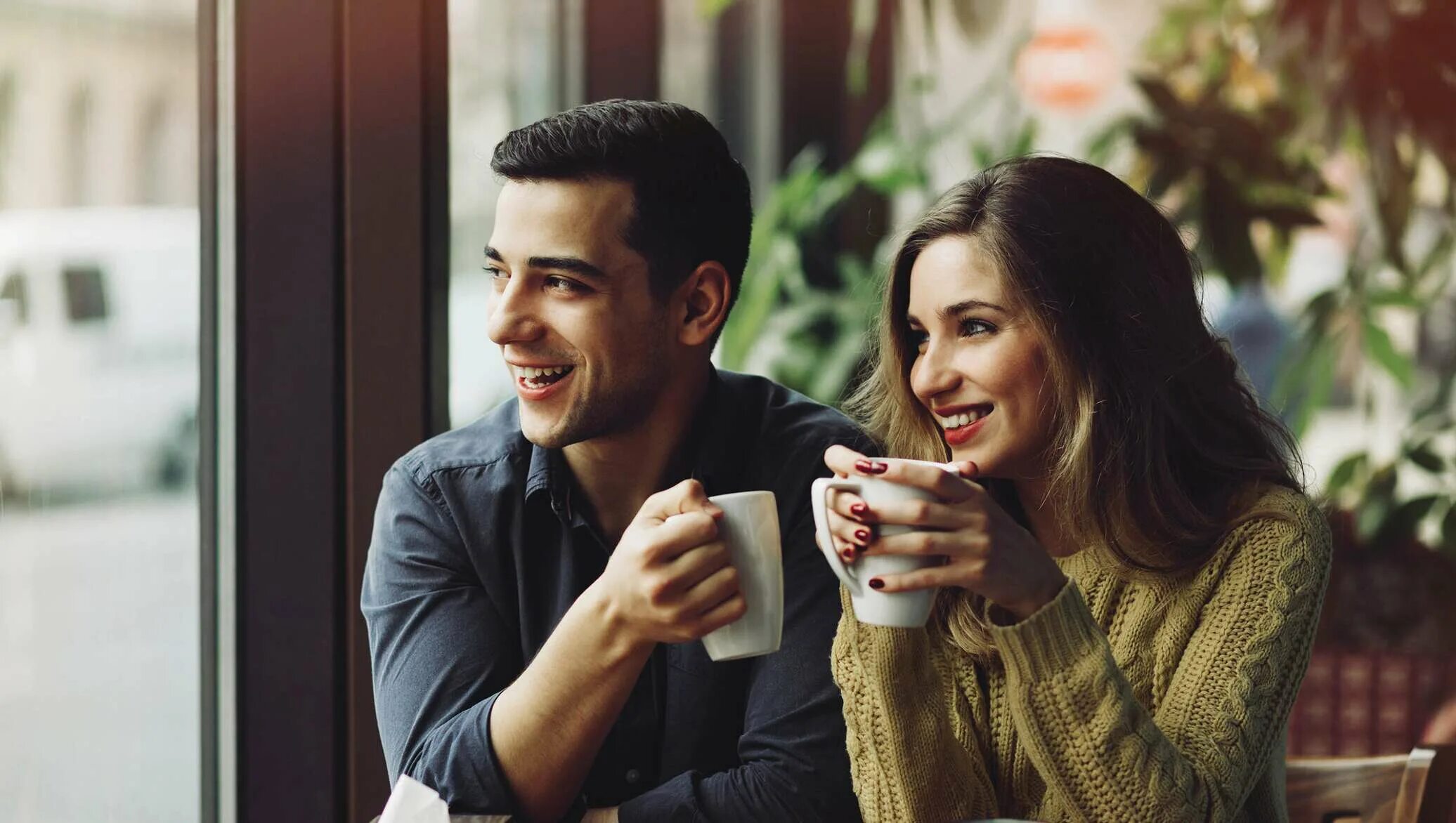 Мужчина и женщина на пикнике. Поцелуй в лифте. Влюбленный мужчина. Ресторан на крыше екатеринбург. Лежат в постели.