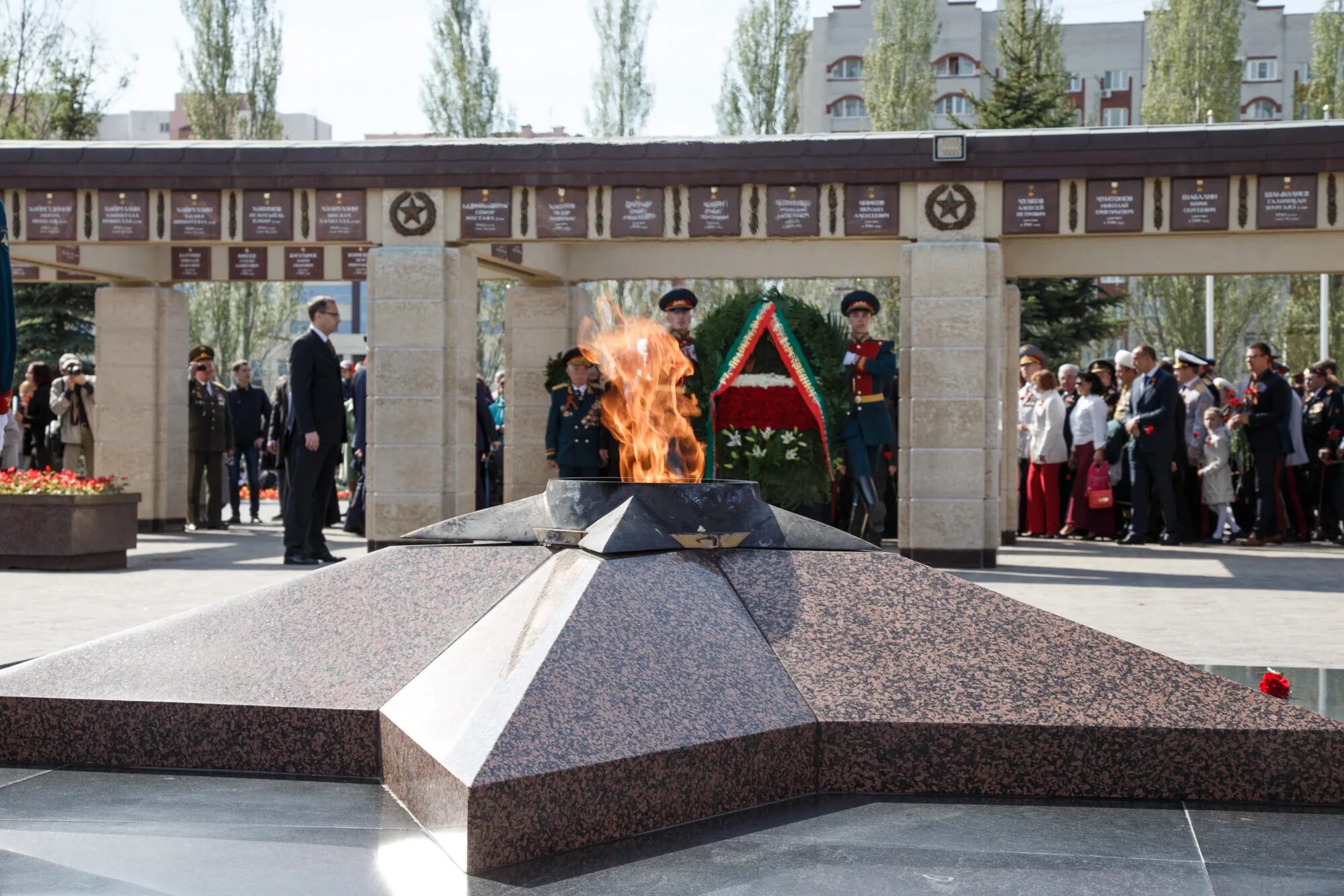 Парк победа памяти. Мемориальный комплекс парка Победы Казань. Вечный огонь парк Победы Казань. Памятник вечный огонь в парке Победы Казань. Вечный огонь парк Горького Казань.