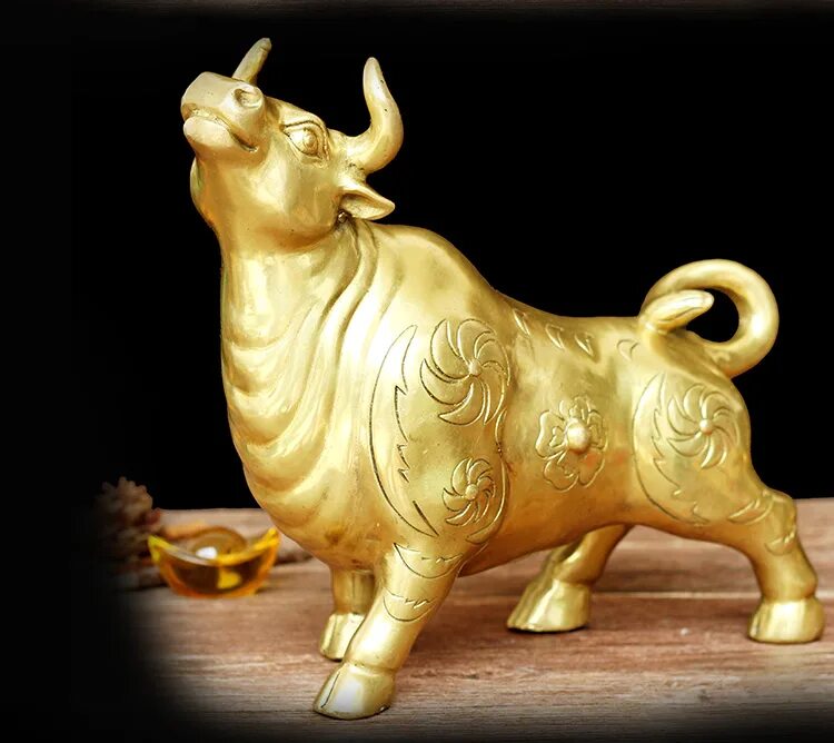 Золотой бык. Бык фен шуй. Китайская статуэтка быка. Золотой бычок. Год медного быка