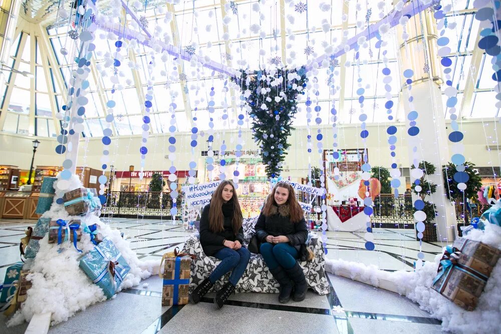 Фотозона екатеринбург. Новогодняя фотозона в торговом центре. Новогодние фотозоны. Новогодние фотозоны в торговых центрах. Новогоднее украшение торгового центра.