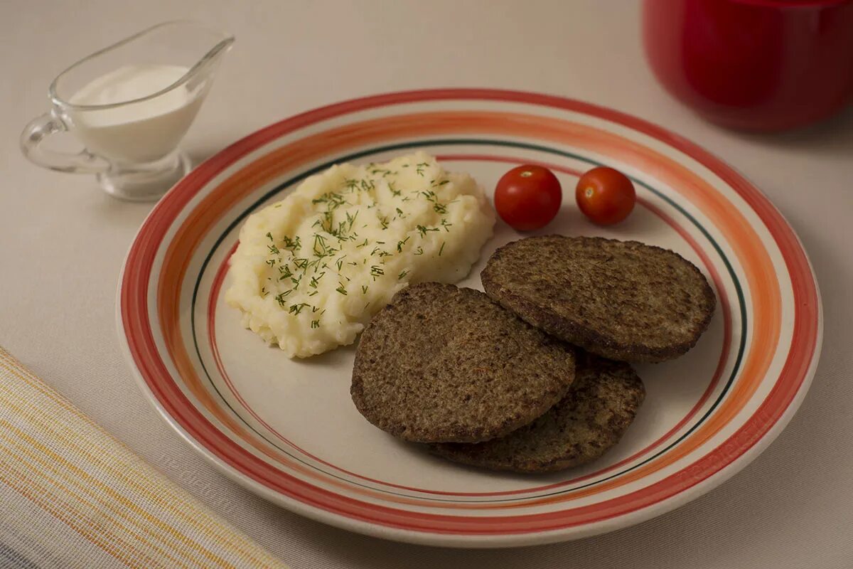 Пп печеночные оладьи из куриной. Печеночные оладьи. печеночные котлеты. оладьи из печени говяжьей. печеночные оладьи с пюре.