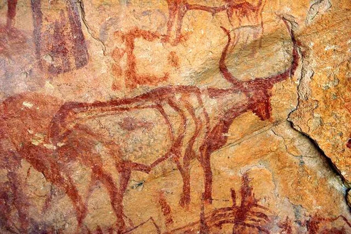 Первобытные рисунки. Тадрарт-Акакус Ливия. Наскальная живопись в горах Тадрарт-Акакус. Пещера Тадрарт Акакус. Древние наскальные рисунки первобытных людей.