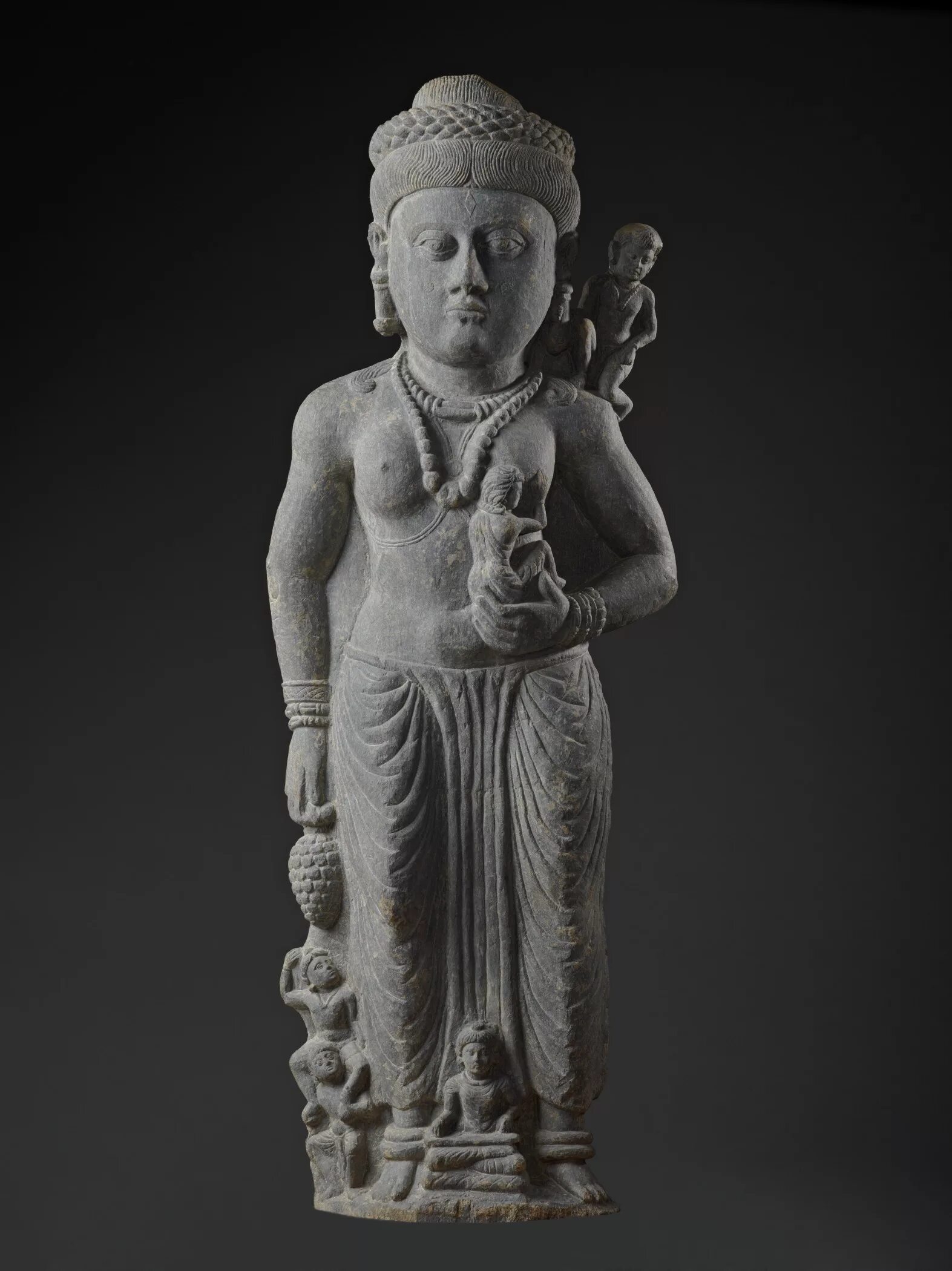 Богини древних времен. Гандхара и Матхура. Богиня с рогом изобилия Гандхара. Богиня харити с младенцем Гандхара.