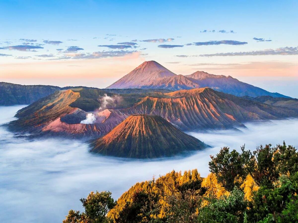 Индонезия интересные факты. Гора Бромо Индонезия. Вулкан Бромо в Индонезии. Остров Ява. Индонезия Ява Бромо.