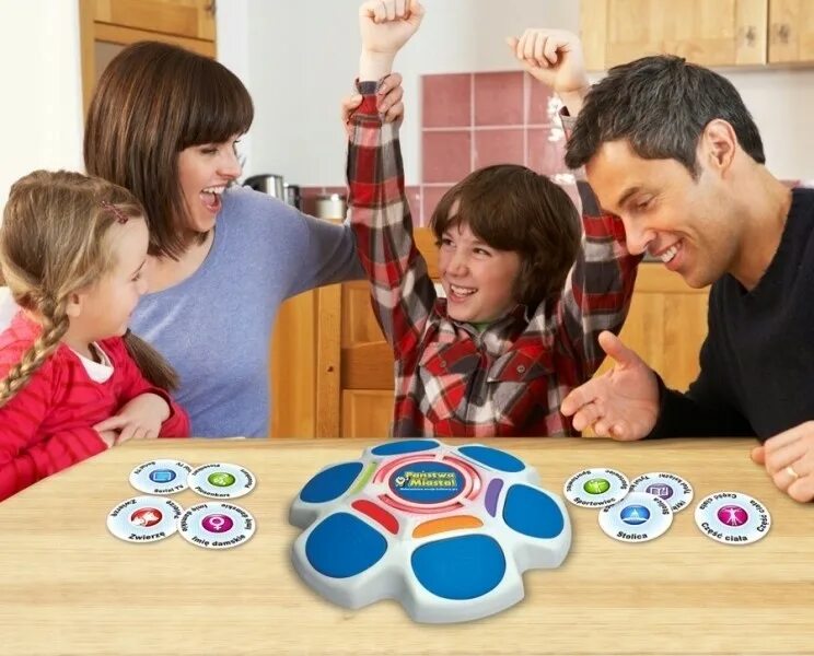 Во что поиграть вдвоем с ребенком. Настольные игры для всей семьи. Современные игры для детей. Игрушки для всей семьи. Настольные игры для детей.