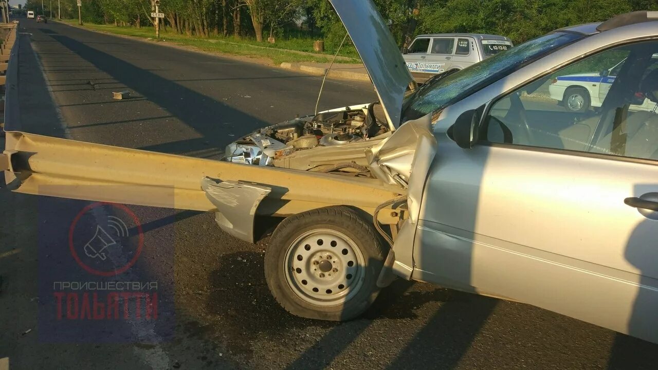 ВАЗ 2110 врезалась в отбойник. Отбойник аварии