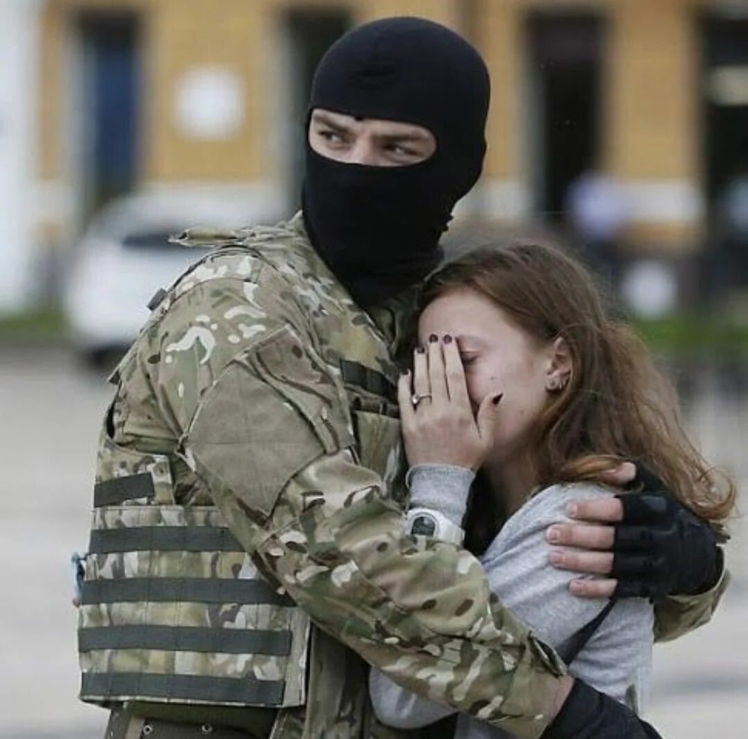 Спецназовец с девочкой. Обнимает солдата. Обнимает солдата. Девушка спецназовец. Спецназовец и девушка любовь.