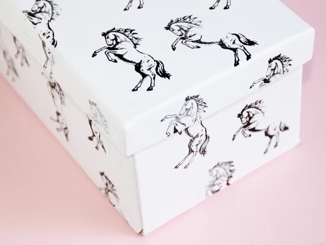 Хорс бокс для лошадей. Кони на деревянных коробках. Horse box любимка. Bright horse коробка. Бокс на лошадях.