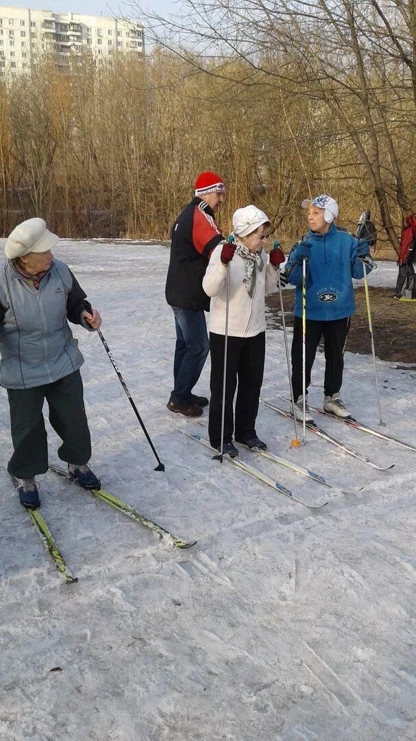 В лыжной секции занимается 40 учеников. Объявление набор детей в секцию лыжные гонки. Объявление о наборе в лыжную секцию. Открытки с днём тренера по лыжным гонкам. Лыжная подготовка фото.