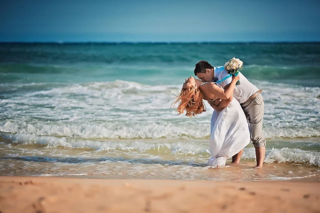 Маяк пафос кипр. Море фото туристов. Свадебная фотосессия на кипре. Парная фотосессия на море. Парень на кипре.