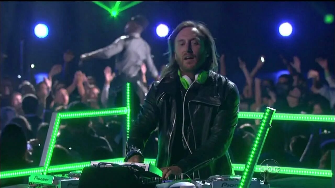 Domino david guetta. Дэвид гетта 2025. david guetta 2025. дэвид гетта 2014. дэвид гетта сейчас 2025.
