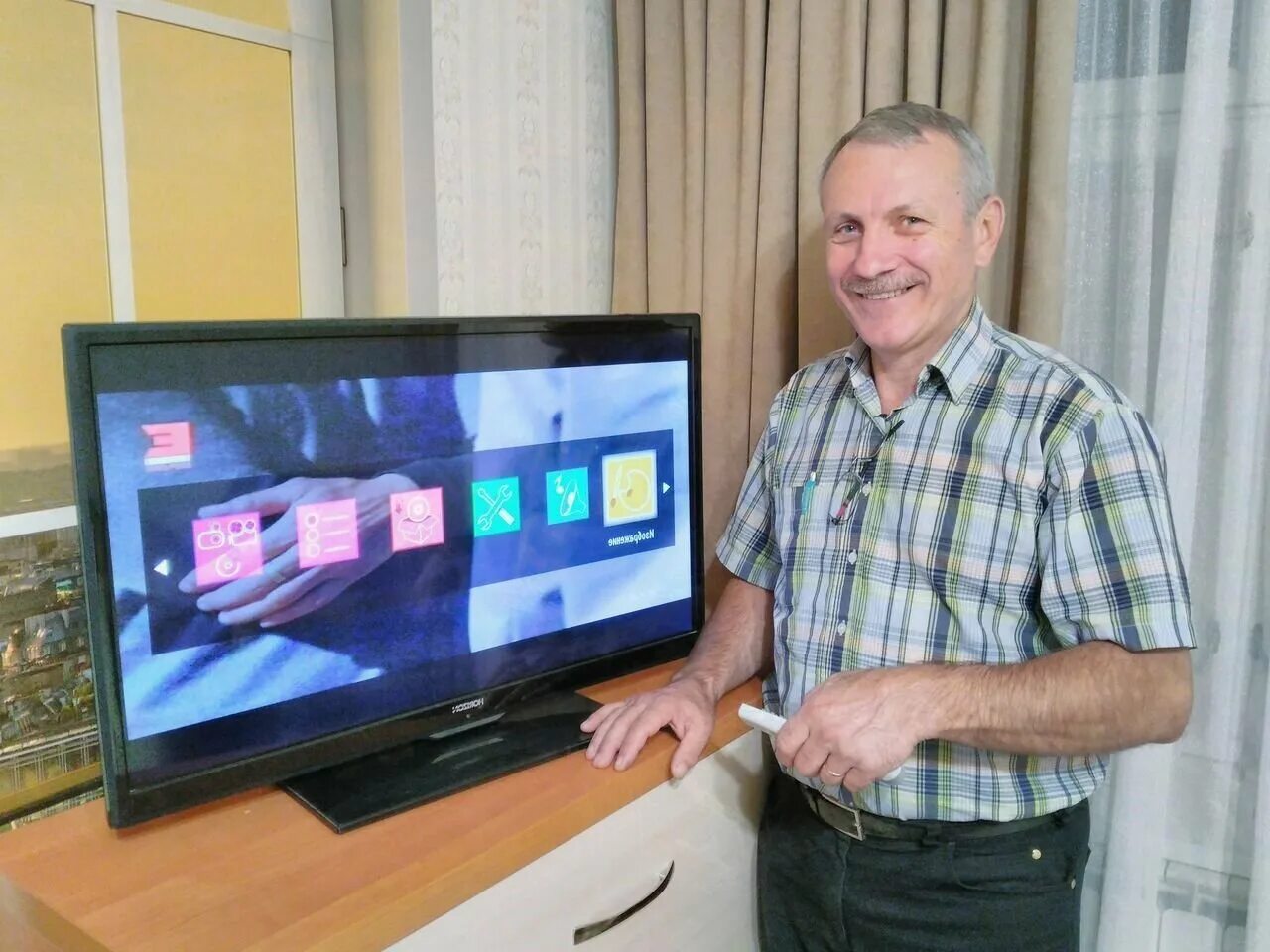 Ремонтник телевизоров. Мастер телевизора самсунг на дому. Мастер по ремонту телевизоров. Ремонтирует телевизор. Телевизор мастер.
