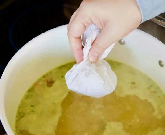 Убираем пену с бульона. Суп со льдом. Застывший жир в супе. Убираем пену с бульона. Кубики льда в кастрюле.