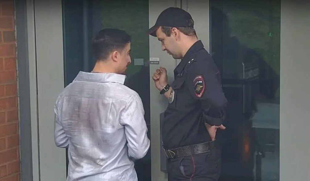 Сотрудник посольства сша. Морпех охрана посольства в москве. Сотрудник посольства сша. Охрана посольства рф в сша. Сотрудник посольства сша.