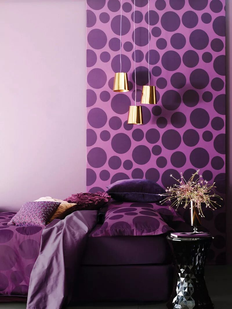 Фиолетовая комбинация. Интерьер в сиреневых тонах. Сиреневый цвет в интерьере. Спальня в фиолетовых тонах. Сиреневые стены.