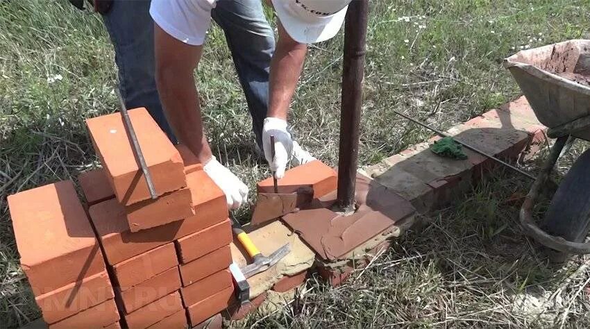 Столбы в 1 кирпич. Кирпичный столбик 380*380. пруток для кладки кирпича 8 мм. кладка кирпича под пруток 10 мм. кирпичный столб 380х380.