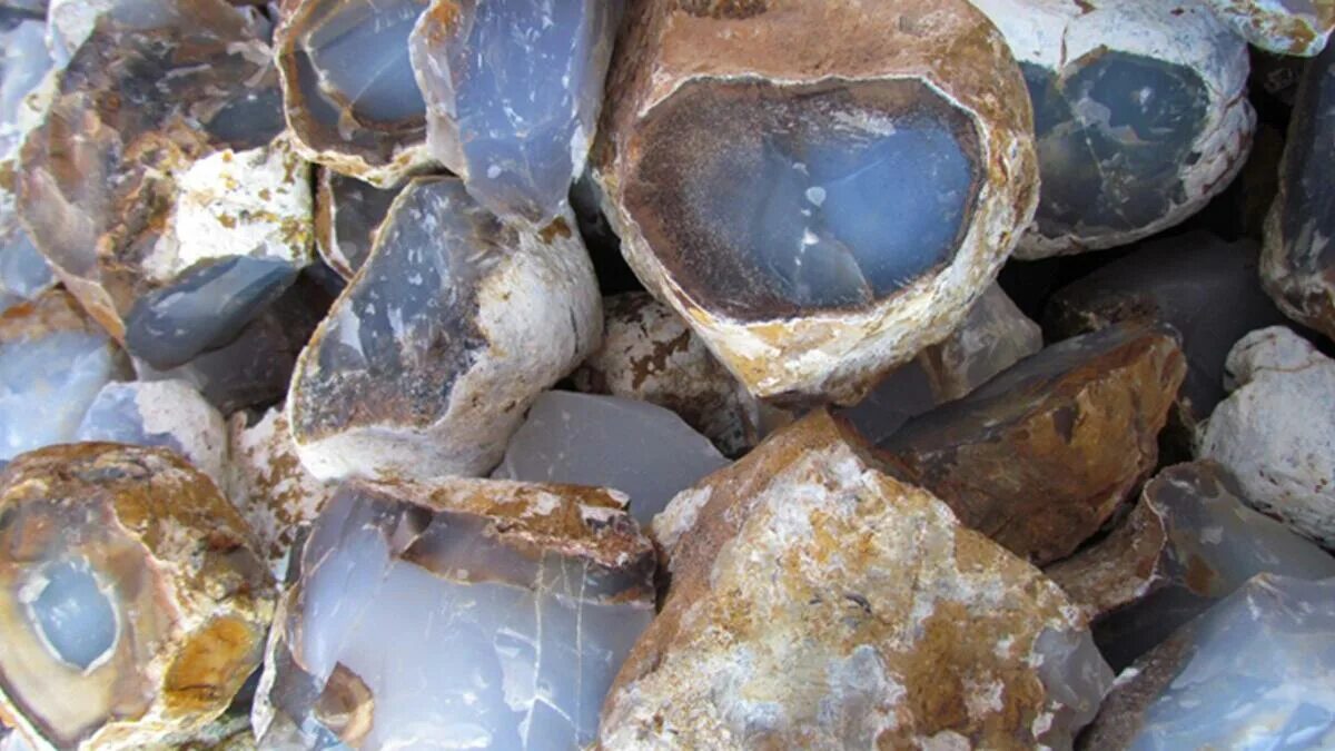 Халцедон излом. Аквамарин и халцедон. Природный камень. Необработанные полудрагоценные камни.