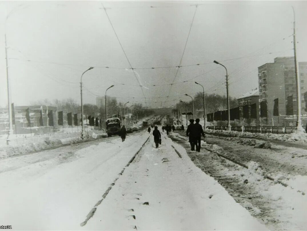 Площадь 1905 года екатеринбург. Снежный май 1984 свердловск. 2 мая 1984 года свердловск фото. Снег 2 мая 1984 свердловск. Свердловск 1984 год.