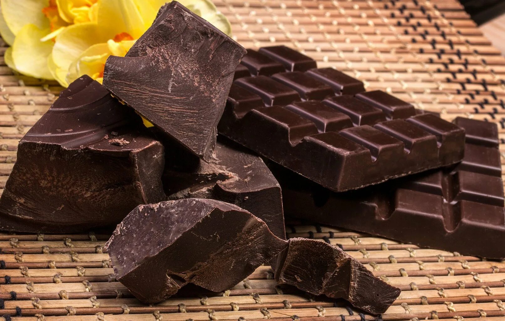 Черный Горький шоколад. Плиточный Горький шоколад. Шоколад Горький. Кусок шоколада.