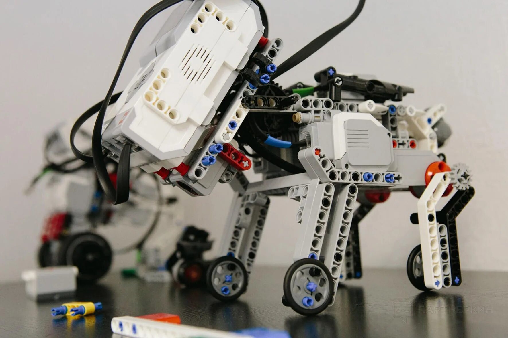 Робототехнический контроллер r2-d2. Робототехника в школе. Робототехника для детей. Проекты роботов. Составляющие робототехники