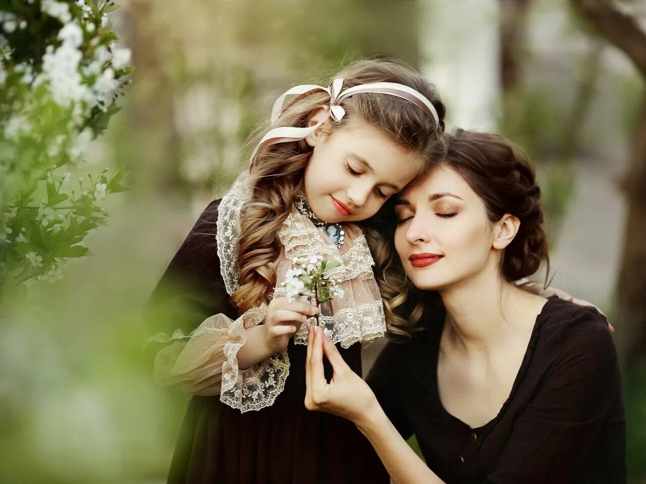 Картинка мама с дочкой. Мама и дочь. Фотосессия с мамой. Фотосессия мама и дочка. Дочки-матери.