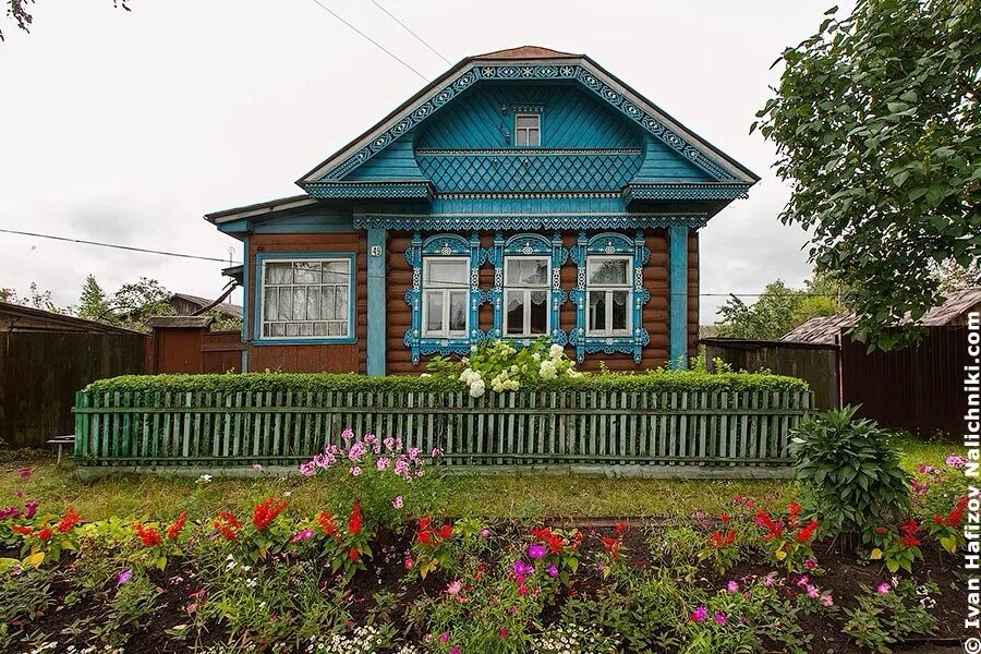 Дом бабушки в деревне. Деревенский дом с наличниками. домик в деревне с наличниками. деревня дома снаружи.