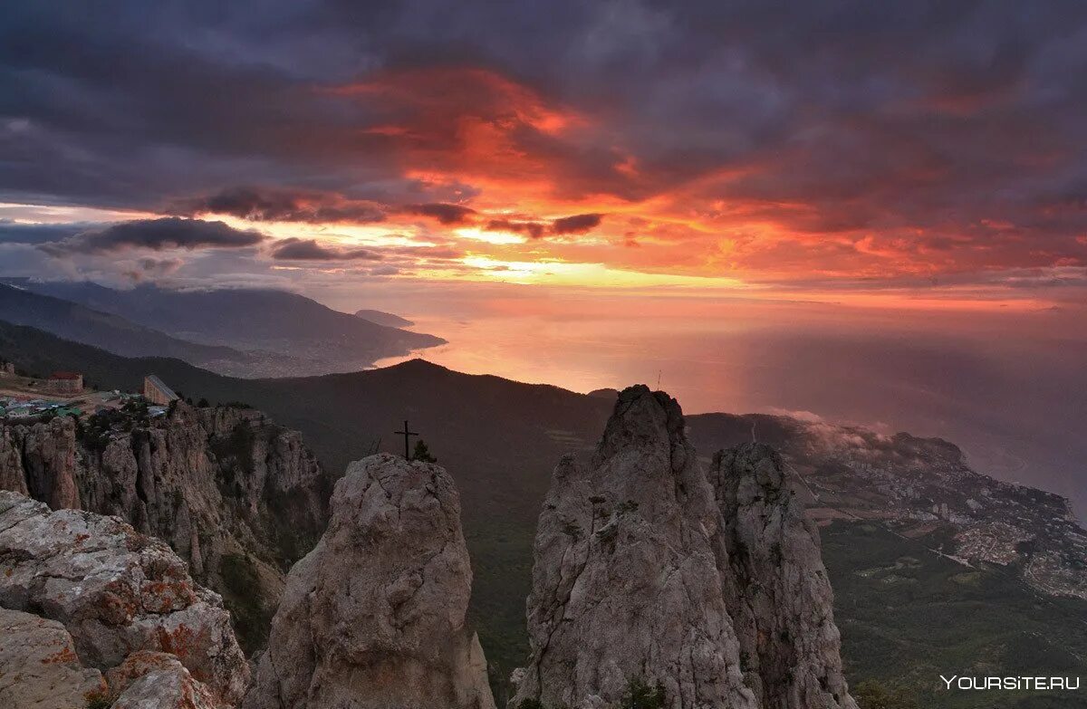 Крымские горы ай петри. Гора ай-петри в крыму. Экскурсия ай петри ялта. Гор петри. Вершина горы ай-петри в крыму.