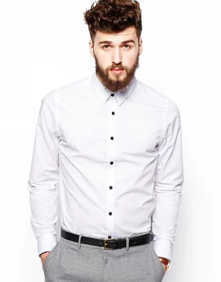 Белая рубашка с черными пуговицами мужская. Белая рубашка с черными пуговицами. Мужская рубашка пуговицы черная. Белая рубашка с темными пуговицами мужская.