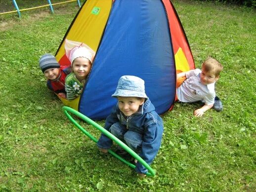 Дети гуляют на улице. Как сделать прогулку интересной. Прогулка как сделать ее интересной. Дети на экскурсии на природе. Дети и природа.