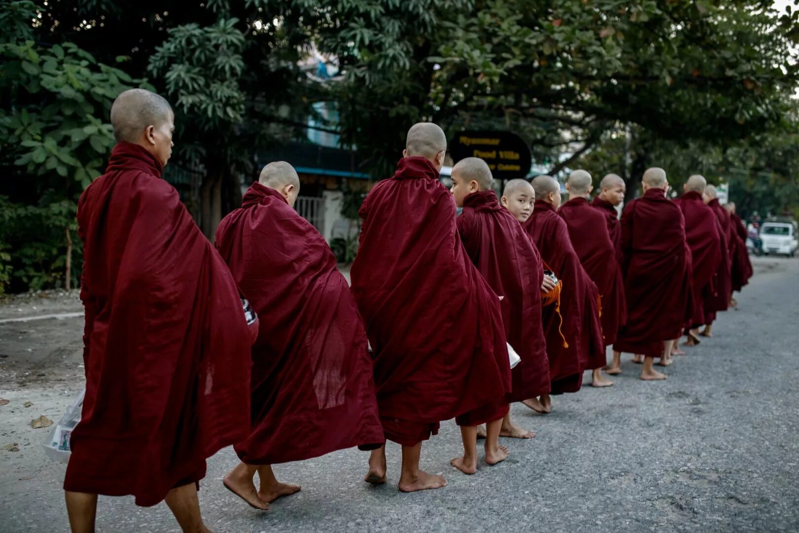 Какой монах. Монах Бирма храм. Мьянма монахи. Монах идет. Обувь буддийских монахов.