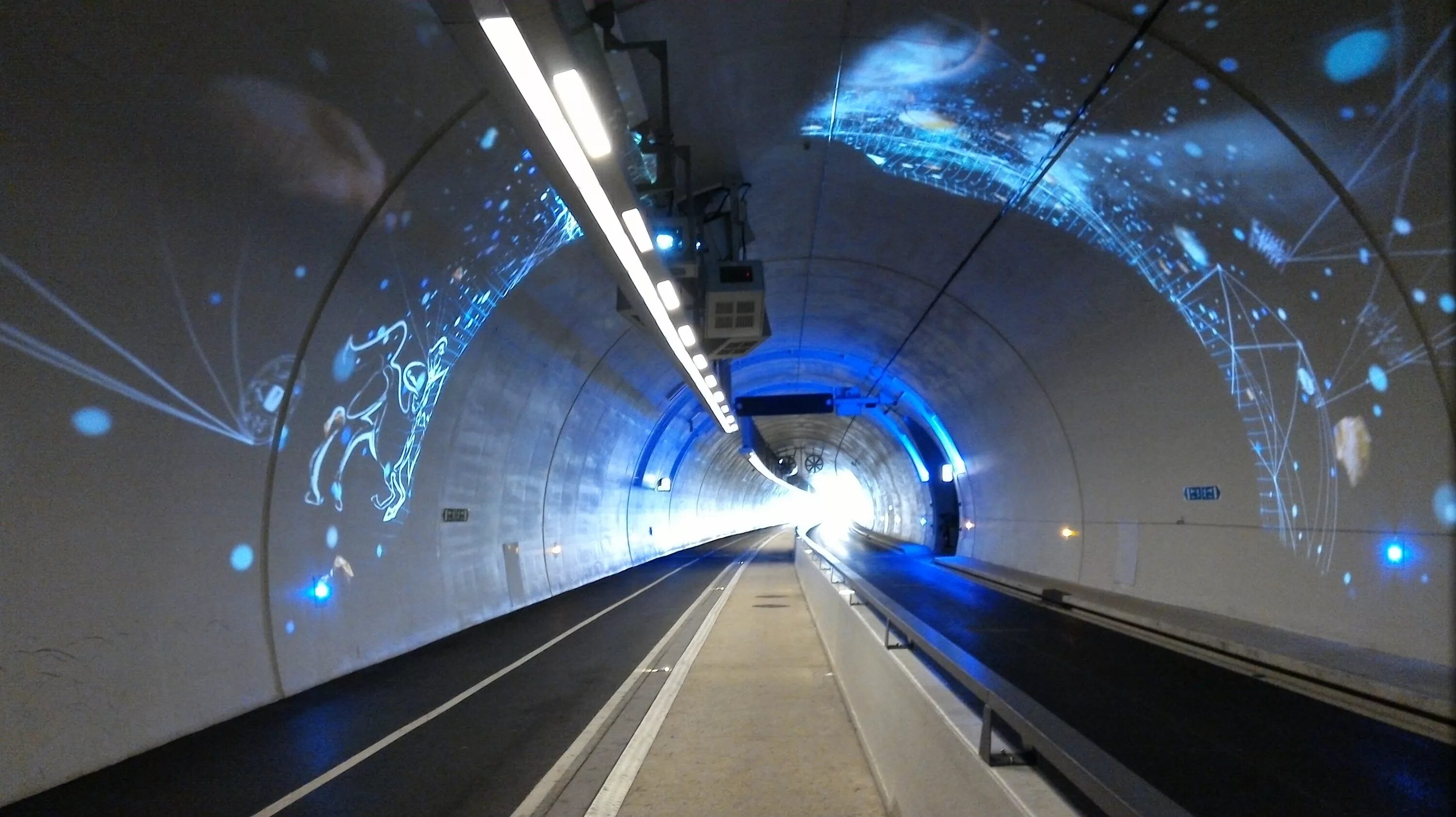 Сколько скорость поезда в метро. Тоннель метро. Стеклянный тоннель. Тоннель метрополитена. Красивый тоннель.
