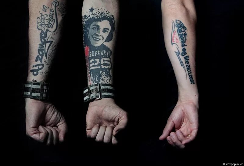 Тату на руку для мужчин. Красивые тату на руке. Татуировка на ирке. Тату на внешней стороне предплечья. Тату на руке мужские маленькие.