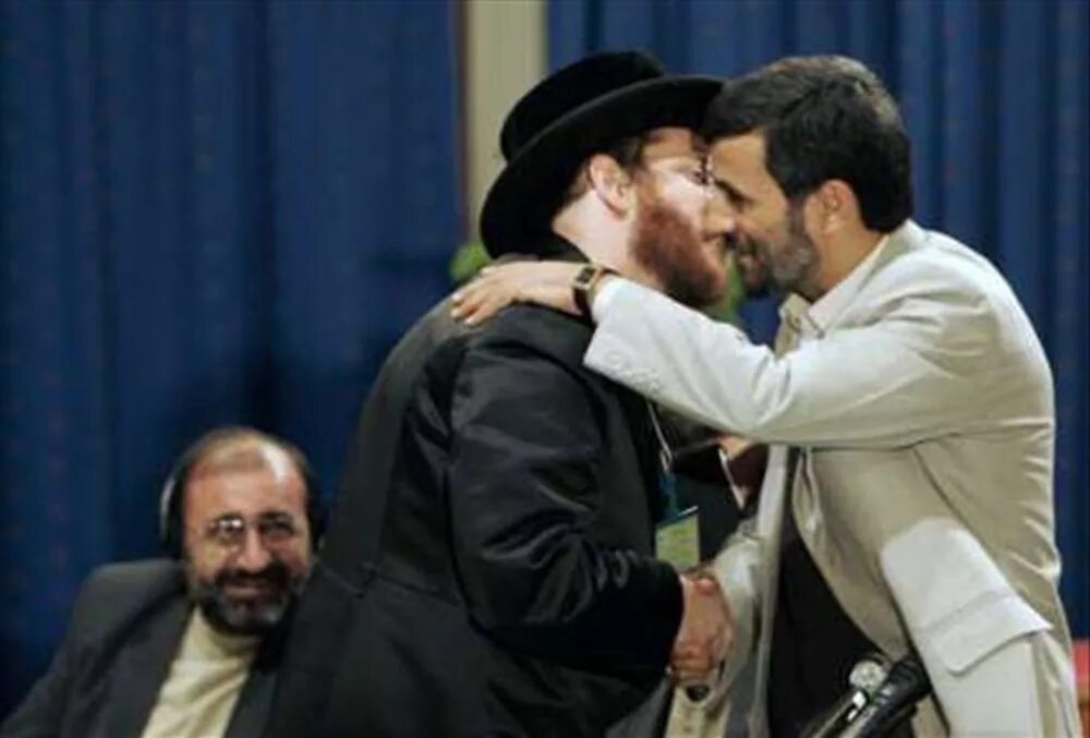 Ахмадинежад поцелуй. Приветствие евреев. Еврейское приветствие