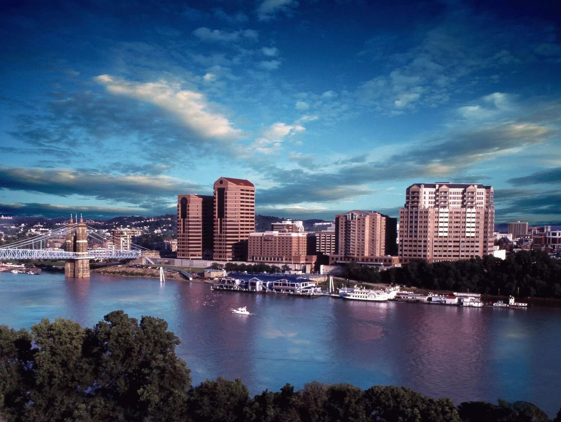 Луисвилл индиана. Американский штат кентукки. Столица штата кентукки франкфорт. Город луисвилл штат кентукки. Цинциннати штат огайо.