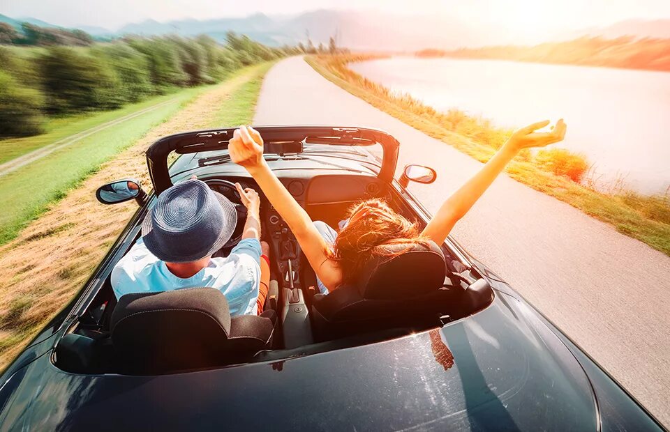 Девушка водит машину. Полезное для путешественников. Памятка туристу. Парень с девушкой в машине. Что нужно знать когда едешь.