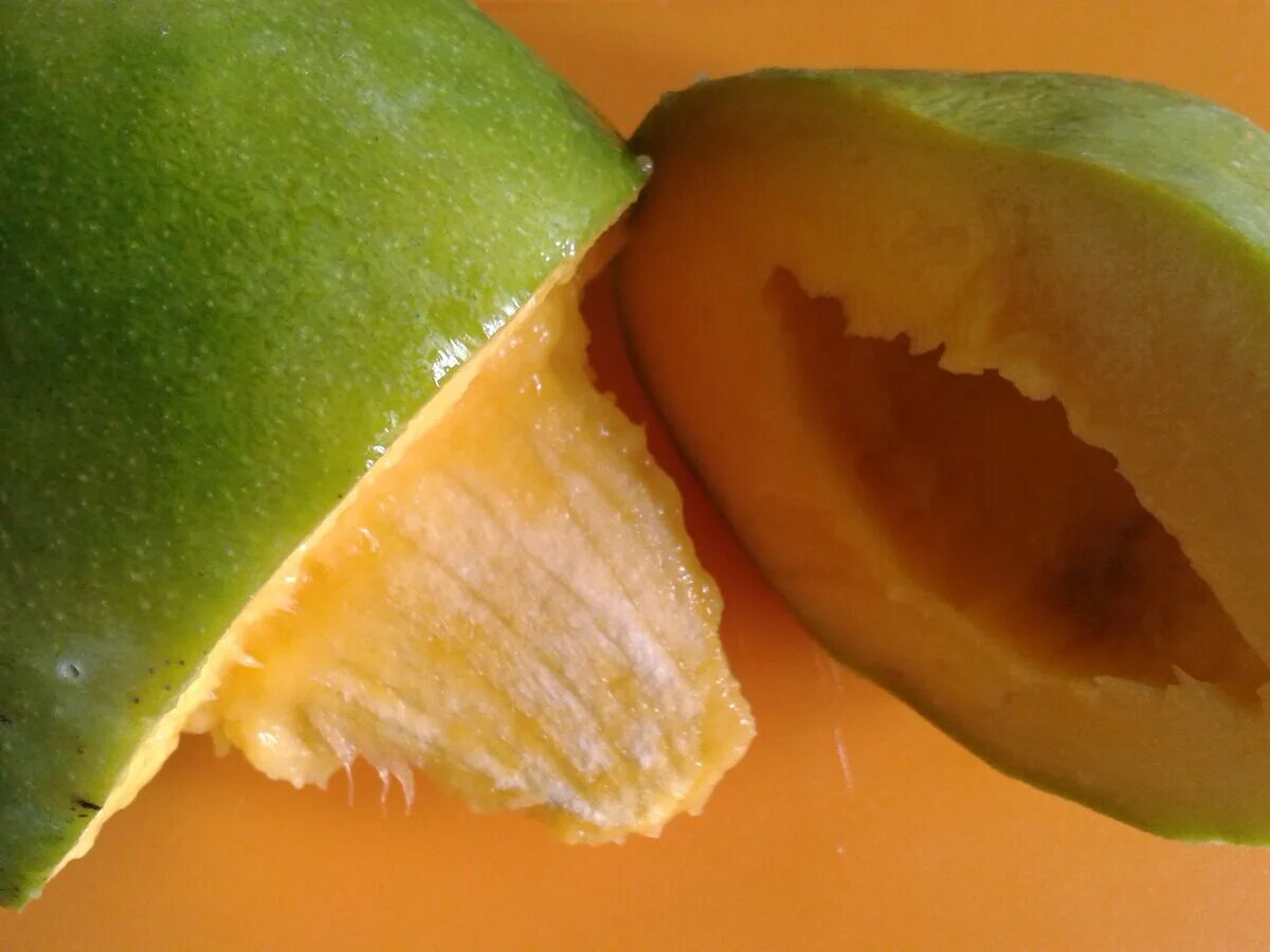 Экзотические фрукты манго. Манго зеленый фрукт. Манго фрукт с косточкой. Манго и авокадо.