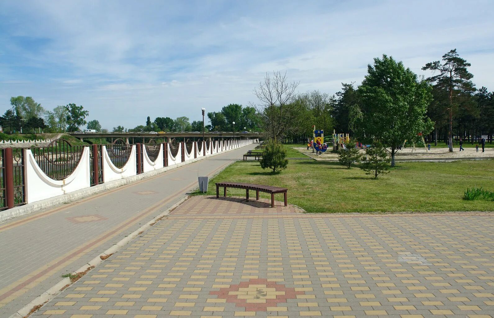 Кр абинск. Краснодарский край абинск парк победы. парк города абинск. площадь абинск. абинск набережная.