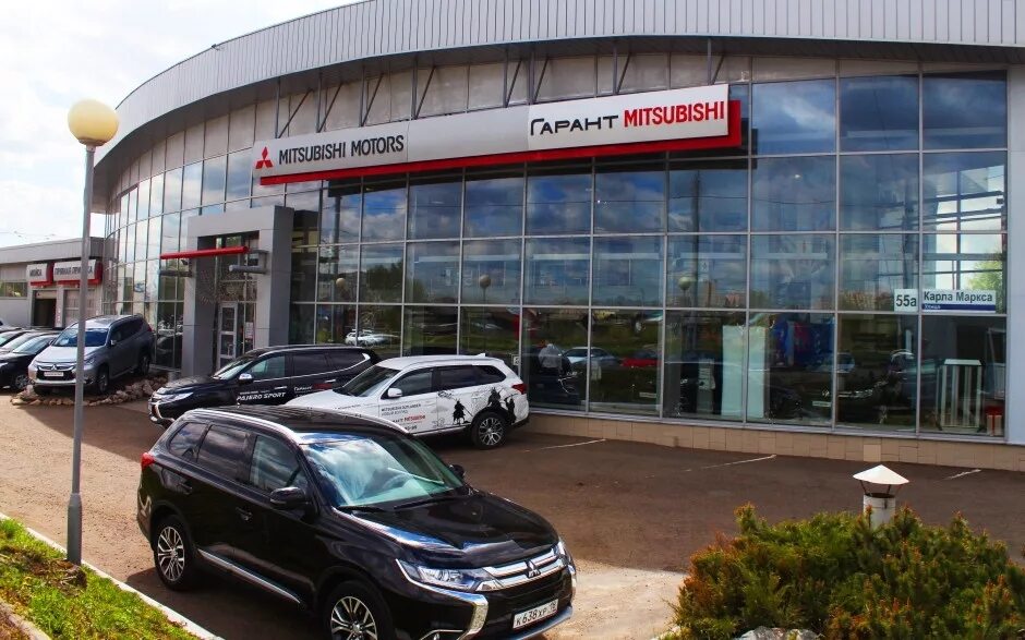 Автосалон mitsubishi. Гарант Моторс Ижевск. Гарант Митсубиси Ижевск. Mitsubishi Motors автосалон.